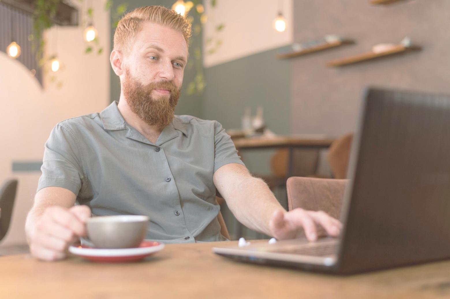 Teilnehmer beim Arbeiten an Finanzanalysen