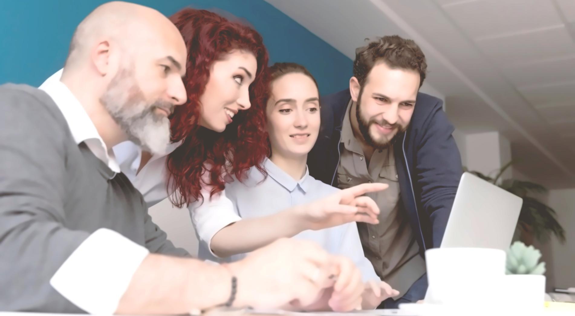Arbeitsplatz mit Finanzberichten und Laptop